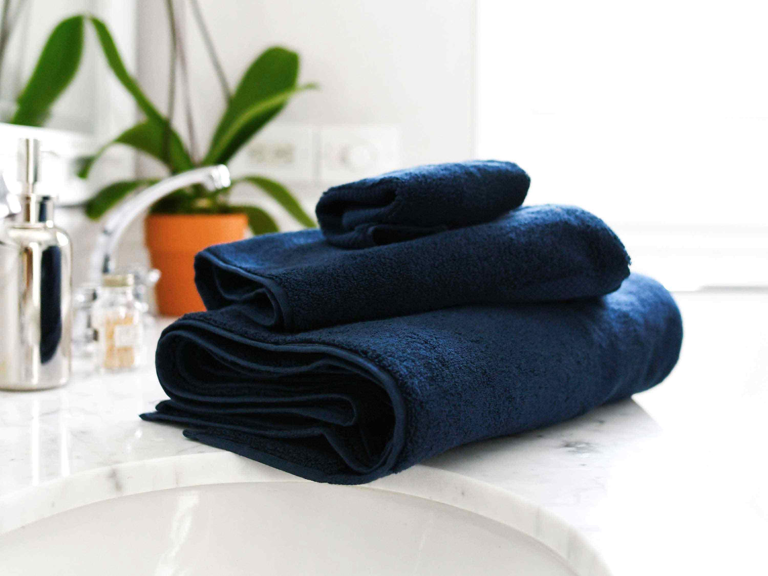 Third picture of Navy Supima Cotton Bath Towel Set