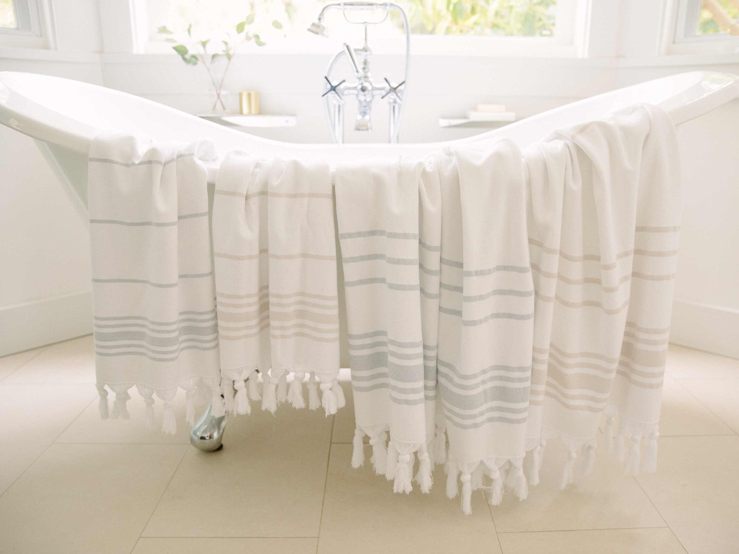 
      Third picture of White Dune Classic Turkish Hand Towel
    