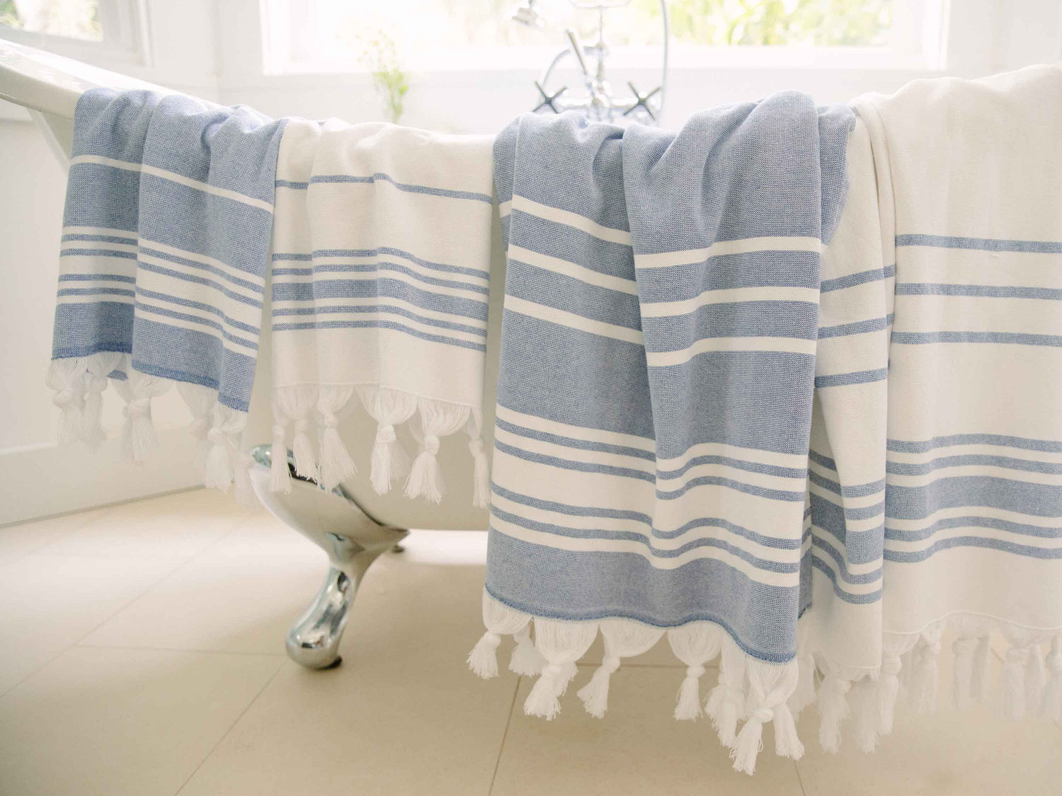 
      Third picture of White Azul Classic Turkish Hand Towel
    
